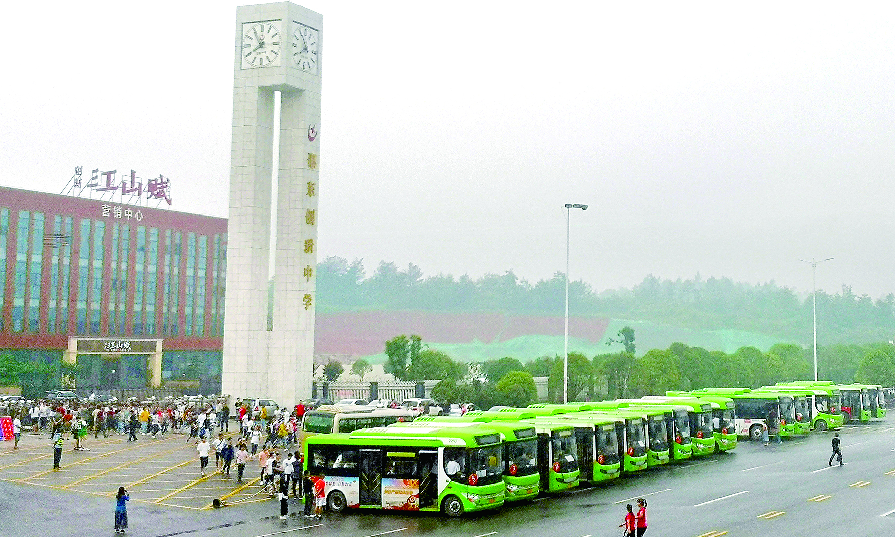 愛(ài)心送考 多方給力 邵東公汽 （尹向連報(bào)道） 為認(rèn)真貫徹落實(shí)邵東縣高考交通運(yùn)輸保障工作會(huì)議精神，確保2019年高考接送工作安全、平穩(wěn)、萬(wàn)無(wú)一失，邵東公汽公司領(lǐng)導(dǎo)未雨綢繆，提前要求車(chē)隊(duì)做好應(yīng)急預(yù)案。高考前夕，該公司對(duì)全部運(yùn)營(yíng)車(chē)輛進(jìn)行安全檢查；對(duì)駕駛員進(jìn)行培訓(xùn)教育，加強(qiáng)了路檢路查，加大了對(duì)“三品”的檢查力度；要求所有的駕駛員“無(wú)聲”駕駛，特別是在靠近考點(diǎn)位置，嚴(yán)禁公交車(chē)?guó)Q笛，并調(diào)低了報(bào)站聲音，在調(diào)度中心后臺(tái)，循環(huán)發(fā)送降噪提醒，為考生營(yíng)造一個(gè)安靜的考試環(huán)境。 同時(shí)，該公司就運(yùn)力安排、車(chē)輛安全、優(yōu)質(zhì)服務(wù)、照顧考生等方面做了全面部署，并協(xié)調(diào)交警就送考車(chē)輛行駛線路做了具體規(guī)劃。另規(guī)定高考期間，憑準(zhǔn)考證的考生與陪考家長(zhǎng)可以一起免費(fèi)乘坐公交車(chē)。 據(jù)悉，本次共派出近100輛新能源純電動(dòng)公交車(chē)為5000多名莘莘學(xué)子提供接送服務(wù)，贏得了服務(wù)學(xué)校領(lǐng)導(dǎo)及家長(zhǎng)的點(diǎn)贊。